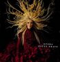 Text: "OPERA PATTY PRAVO". Frau in rotem Kleid mit langen Haaren und floralen Elementen, dramatische Darstellung., CD