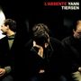 "L'Absente Yann Tiersen" steht oben. Drei Personen sitzen nebeneinander, die mittlere mit gesenktem Kopf., 2 LPs