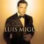 Text: "Mis Romances, LUIS MIGUEL". Ein Mann im Anzug und Fliege, vor einem goldenen Hintergrund.