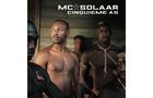 Oben steht "MC SOLAAR CINQUIEME AS". Im Zentrum stehen mehrere muskulöse, ernst schauende, oberkörperfreie Männer., CD