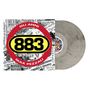"883" in gelbem Oval, umgeben von rotem Ring mit "GLI ANNI MAX PEZZALI". Hintergrund: graue Platte und Zeitungsausschnitte.