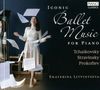 "Iconic Ballet Music for Piano" von Tchaikovsky, Stravinsky, Prokofiev. Frau in hellem Kleid wirft Notenblätter in die Luft.