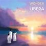 Text oben rechts: "WONDER an introduction to LIBERA". Drei Menschen in weißen Gewändern betrachten Sonnenuntergang am Meer., LP