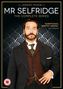 „MR SELFRIDGE: THE COMPLETE SERIES“, „JEREMY PIVEN“. Ein Mann in eleganter 1900er-Jahre-Kleidung vor Art-Deco-Muster.