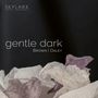 „gentle dark“, Brown | Daley. SKYLARK VOCAL ENSEMBLE. Trockenblüten vor dunklem Hintergrund., CD