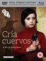 "Cría cuervos", ein Film von Carlos Saura. Ein Mädchen in einem roten Pullover hält einen Spielzeugrevolver., 1 Blu-ray Disc und 1 DVD