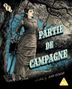 Text: "PARTIE DE CAMPAGNE", "A Film by JEAN RENOIR". Illustration einer Frau auf einer Schaukel im Wald.
