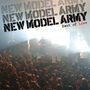 "NEW MODEL ARMY Best of Live" steht mehrfach. Eine Band spielt auf der Bühne vor einem jubelnden Publikum., 2 CDs