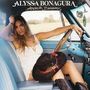 Oben steht "Alyssa Bonagura" und darunter "American Backroads". Frau in Sommerkleid sitzt entspannt in einem Oldtimer-Auto., LP