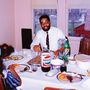 „Pepsi“ auf einer Flasche. Ein Mann und ein Kind sitzen bei einem Essen an einem Tisch. Teller und Schüsseln mit Essen., LP