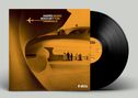 "ANDREI MUSIC NIKOLSKY FOR TERMINALS" in einem retro-futuristischen Flughafenterminal, Schallplatte daneben., LP