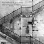 „Tom Challenger & Evan Parker May Spring Last a Lifetime“. Schwarzweißaufnahme einer Treppe mit schmiedeeisernem Geländer.