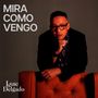 Der Text lautet "MIRA COMO VENGO" und "Issac Delgado". Ein Mann mit Brille lehnt auf einem orangefarbenen Sessel., CD