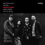 Text: Alex Hitchcock, Ant Law, House of Light, Jasper Høiby, Sun-Mi Hong. Schwarz-Weiß-Foto von vier Menschen vor dunklem Hintergrund., CD