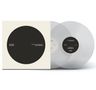 "The Drone Logic" und "Dan Avery" sind auf einer Schallplattenhülle. Zwei durchsichtige Vinyl-Schallplatten sind daneben., 2 LPs