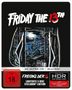 "Friday the 13th" in großer Schrift. Szene mit Mond über Wald, darunter vier Personen nahe einer Hütte.