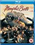 "Memphis Belle" in stilisierter Schrift. Eine Gruppe uniformierter Männer vor einem Flugzeug mit dem Schriftzug "Memphis Belle".