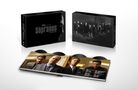 „The Sopranos“, „HBO Original“, „Season 5“. Zwei Boxen, eine geöffnet mit DVDs und Bildern von mehreren Männern.