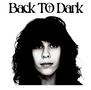Text: "Back TO Dark" mit einem Kreuz als Buchstabe "T". Schwarz-weißes Porträt eines jungen Menschen mit langen Haaren., CD
