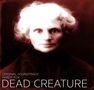 Text: "Original Soundtrack Hardy Fox Dead Creature". Ein schwarz-weiß Porträt mit dramatischem Kontrast von einer Person., CD