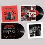 "The Dead 60s" und "Space Invader Dub" auf roten und schwarzen Hüllen, eine Illustration von Gebäuden und Blitzen, Schallplatten., 2 LPs