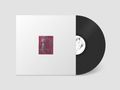 Kein Text vorhanden. Eine Schallplatte teils aus weißem Cover, Cover zeigt ein kleines, rotes abstraktes Bild., Single 12"