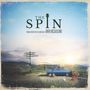 "THE SPIN", Soundtrack von Mark McCausland. Ein Wegweiser zeigt Orte, ein Auto mit Gepäck, eine Gitarre und eine Landschaft im Sonnenuntergang.