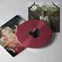 Ein rotes Vinyl mit Covertext "Long Haired" zeigt ein Kind im roten Kleid. Im Hintergrund eine Frau in einem Wald., LP