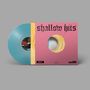 "shallow hits" in gotischer Schrift auf rosa Hülle, blaue Vinyl-Schallplatte sichtbar. Stylisch und retro gestaltet., LP