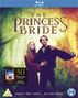 "The Princess Bride" in großer Schrift, darunter: "Fight. Die. Love... As you wish". Zwei Personen in einem Wald, der Mann hält ein Schwert., Blu-ray Disc