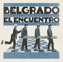 Text: "BELGRADO EL ENCUENTRO". Vier Personen tragen einen Balken auf einer blau-weißen Fläche, inspiriert von einem Schachbrett., LP