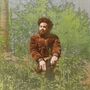Ein Mann mit lockigem Haar und Bart sitzt in einem Wald, er trägt eine braune Jacke. Die Umgebung ist grün und skizzenhaft., CD