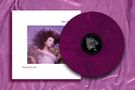 Die Wörter „Hounds Of Love“. Ein Albumcover mit einem Foto einer Frau und eine violette Vinyl-Schallplatte.