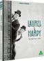 Laurel & Hardy, The Silent Years - 1929. Zwei Männer schauen um eine Ecke, einer dick, der andere dünn, beide tragen Hüte.