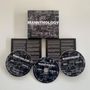 Titel: MANNTHOLOGY - 50 YEARS OF MANFRED MANN'S EARTH BAND 1971-2021. Drei CDs mit Collage von Schwarz-Weiß-Fotos., 3 CDs