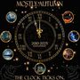 "2010-2025 Remastered," "Mostly Autumn," "The Clock Ticks On." Eine Uhr mit römischen Ziffern und neun runden Bildern., 2 LPs