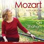 Mozart K.279, K.280, K.284. Orli Shaham. Eine lächelnde Frau in rotem Pullover in einem sonnigen Park.