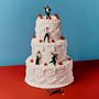 Keine Texte vorhanden. Eine dreistöckige Torte mit Kirschen, darauf Miniaturfiguren in schwarzer Kleidung. Eine Figur liegt unten., LP
