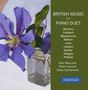 „British Music for Piano Duet“ gefolgt von Komponistennamen; daneben eine violette Blume in einer Vase.