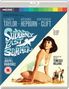 "SUDDENLY LAST SUMMER" in großem Schriftzug. Illustration: Eine Frau in weißem Badeanzug kniet, umgeben von kleinen Figuren., Blu-ray Disc