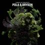 "FABRICLIVE PRESENTS POLA & BRYSON" steht über einem grünen, blumenähnlichen Arrangement auf schwarzem Hintergrund.