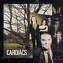 Text: "CARDIACS" und "On land and in the sea". Eine Gruppe von Menschen in formeller Kleidung vor einem kahlen Baum., CD