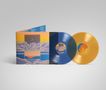 Ein aufklappbares Schallplattencover mit Titeln innen, Wolkenillustration außen. Eine blaue und eine goldene Vinylplatte., 2 LPs