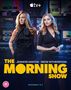 "The Morning Show" steht in großer gelber Schrift. Zwei Frauen in eleganter Kleidung, eine blonde, eine brünette.