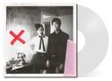 Ein großes rotes X ist auf einem Schwarzweißfoto von zwei Personen angebracht. Eine Lampe und Tapete im Hintergrund., LP