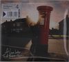 CD-Cover der "The Reytons" mit Titel: "A Love Letter To A Broken Town". Kind steckt Brief in roten Briefkasten bei Sonnenuntergang., CD