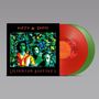 "Ulterior Motives," "Dirty Three"; drei Personen vor buntem, blumigem Hintergrund; rote und grüne Vinyl-Schallplatten., 2 LPs