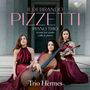 ILDEBRANDO PIZZAETTI PIANO TRIO. Drei Frauen mit Instrumenten in roten Kleidern sitzen vor Säulen.