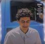Text oben: "FAROUT RECORDINGS", "Plínio", "Nara", "Araujo".  
Ein Mann vor einem blauen Fahrzeug, trägt Brille., LP
