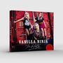 "Vanilla Ninja The Hits", Exklusive "Too Epic To Be True". Drei Frauen posieren vor roten Containern., CD